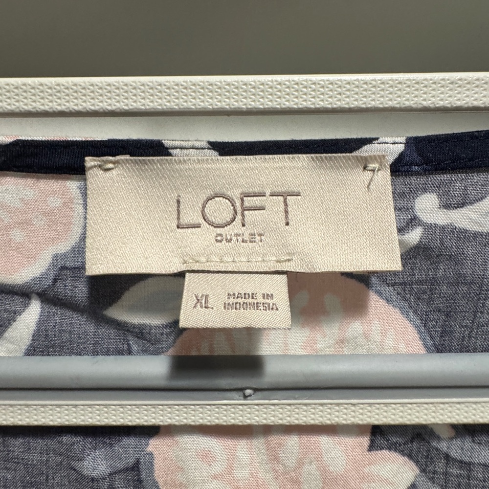 LOFT outlet Navy and Peach Floral Sleeveless Blouse Sz XL - Picture 4 of 4
